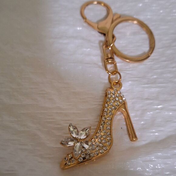 A Women's Keychain Bag Charm Rhinestone High Heeled Pump Shoe Gold Tone. - Picture 2 of 10